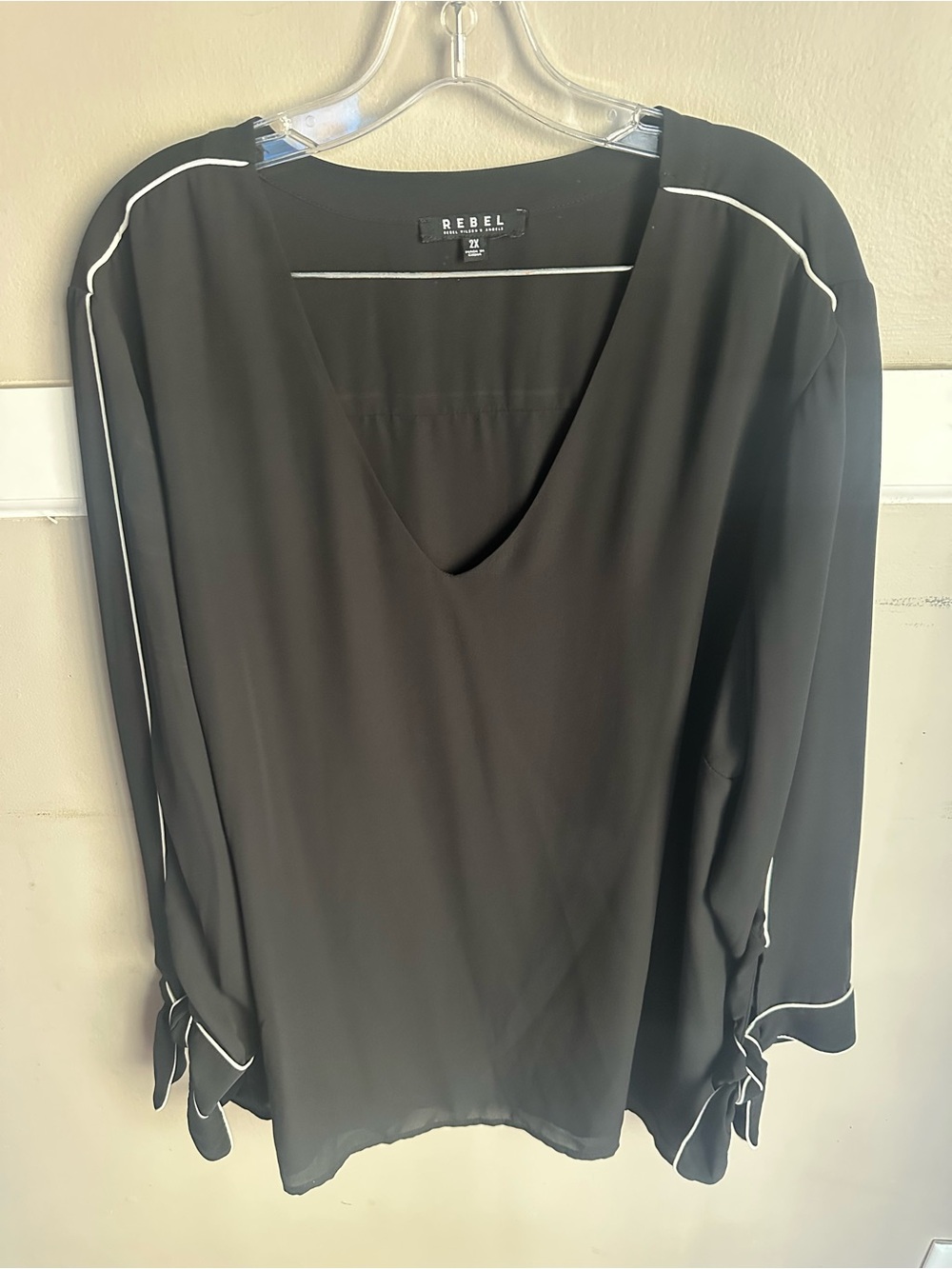 Rebels Black V-Neck Long Sleeve Blouse with White Piping Size 2X